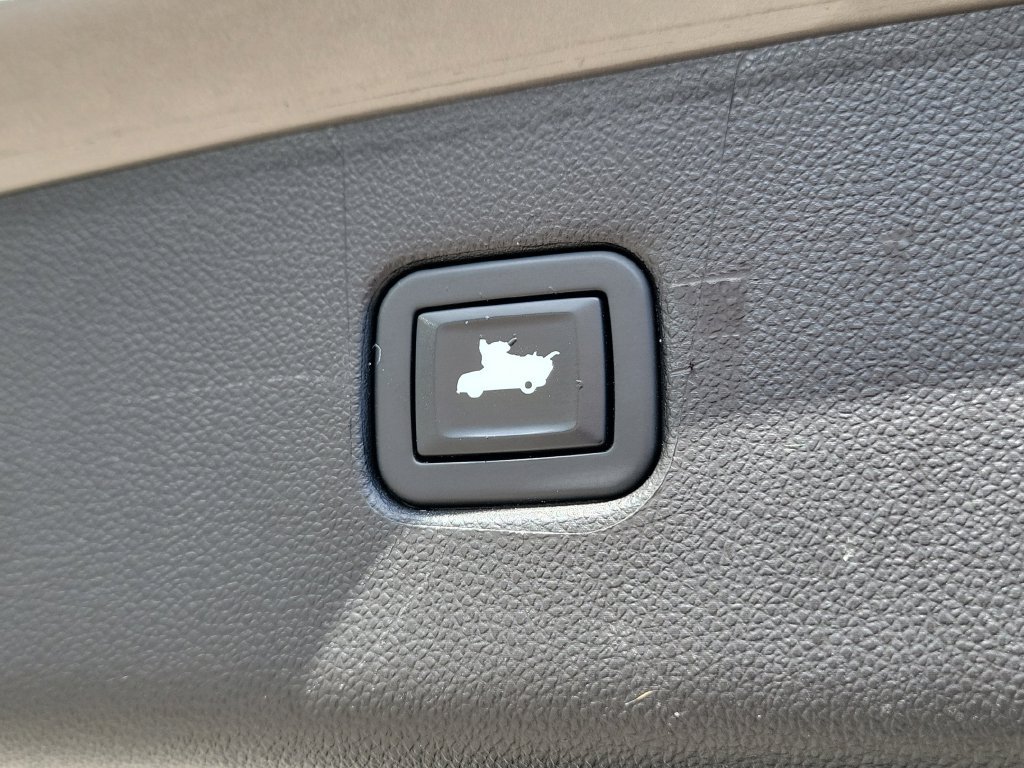 Used 2021 Chevrolet Blazer Premier w/ Driver Confidence II Package FWD image 17