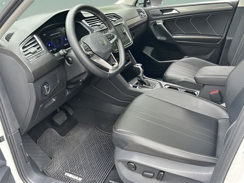 Used 2023 Volkswagen Tiguan SE w/ Panoramic Sunroof Package FWD image 26