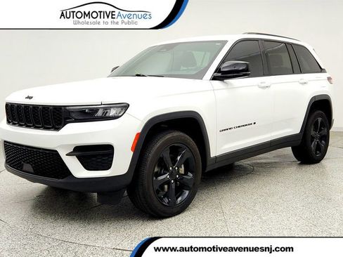Used 2023 Jeep Grand Cherokee Altitude AWD/4WD image 1