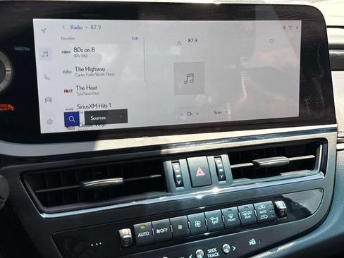 Used 2025 Lexus ES 350 w/ Premium Package FWD image 10