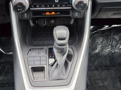 Used 2025 Toyota RAV4 XLE AWD/4WD image 29