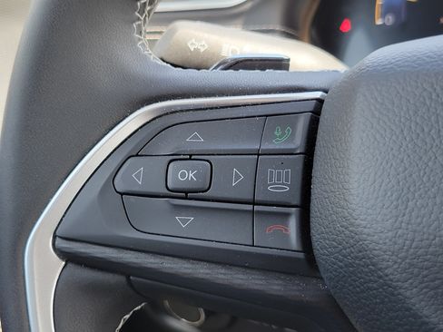 Used 2025 Jeep Grand Cherokee Laredo AWD/4WD image 12