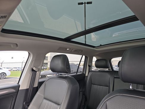 Certified 2023 Volkswagen Tiguan SE w/ Panoramic Sunroof Package image 9