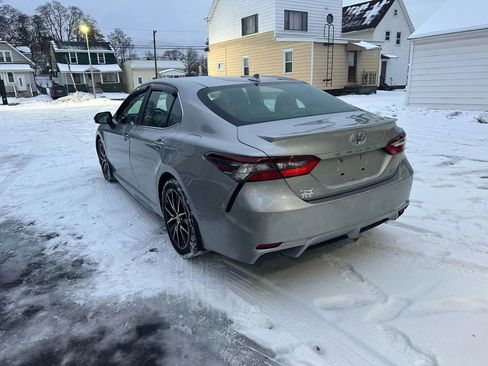 Used 2021 Toyota Camry SE w/ Cold Weather Package image 4