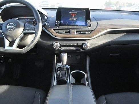 Used 2024 Nissan Altima 2.5 SV image 17