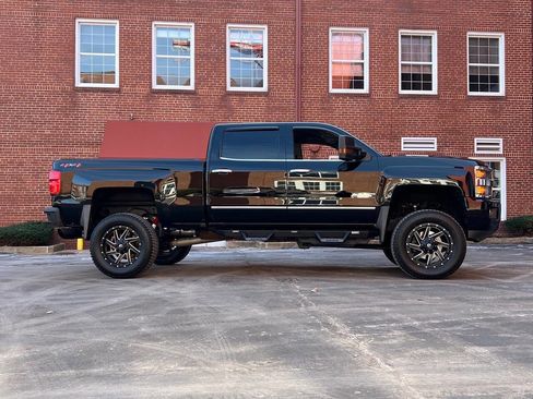 Used 2018 Chevrolet Silverado 2500 High Country w/ Duramax Plus Package image 3