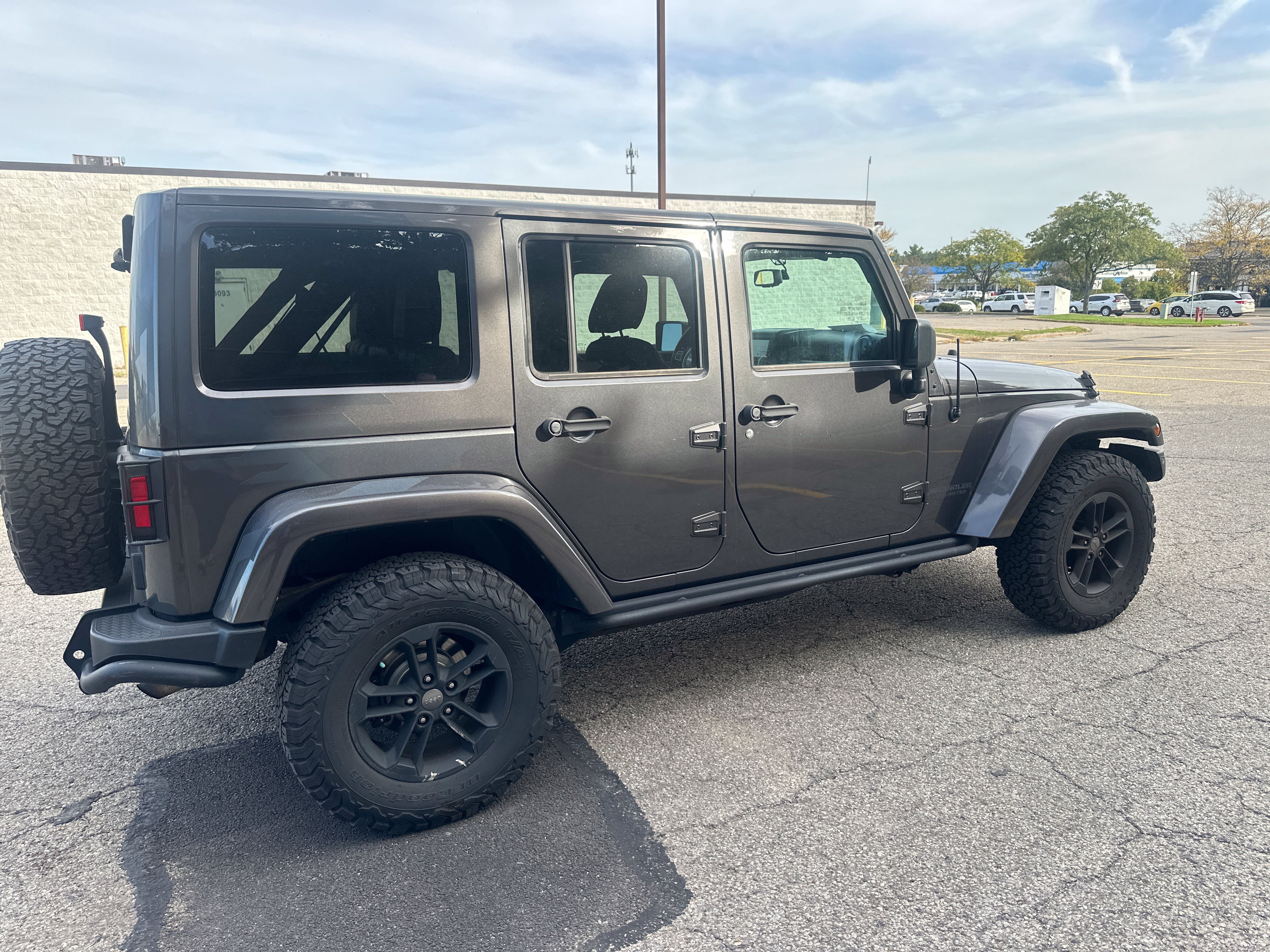 Used 2017 Jeep Wrangler Unlimited Sahara AWD/4WD image 17