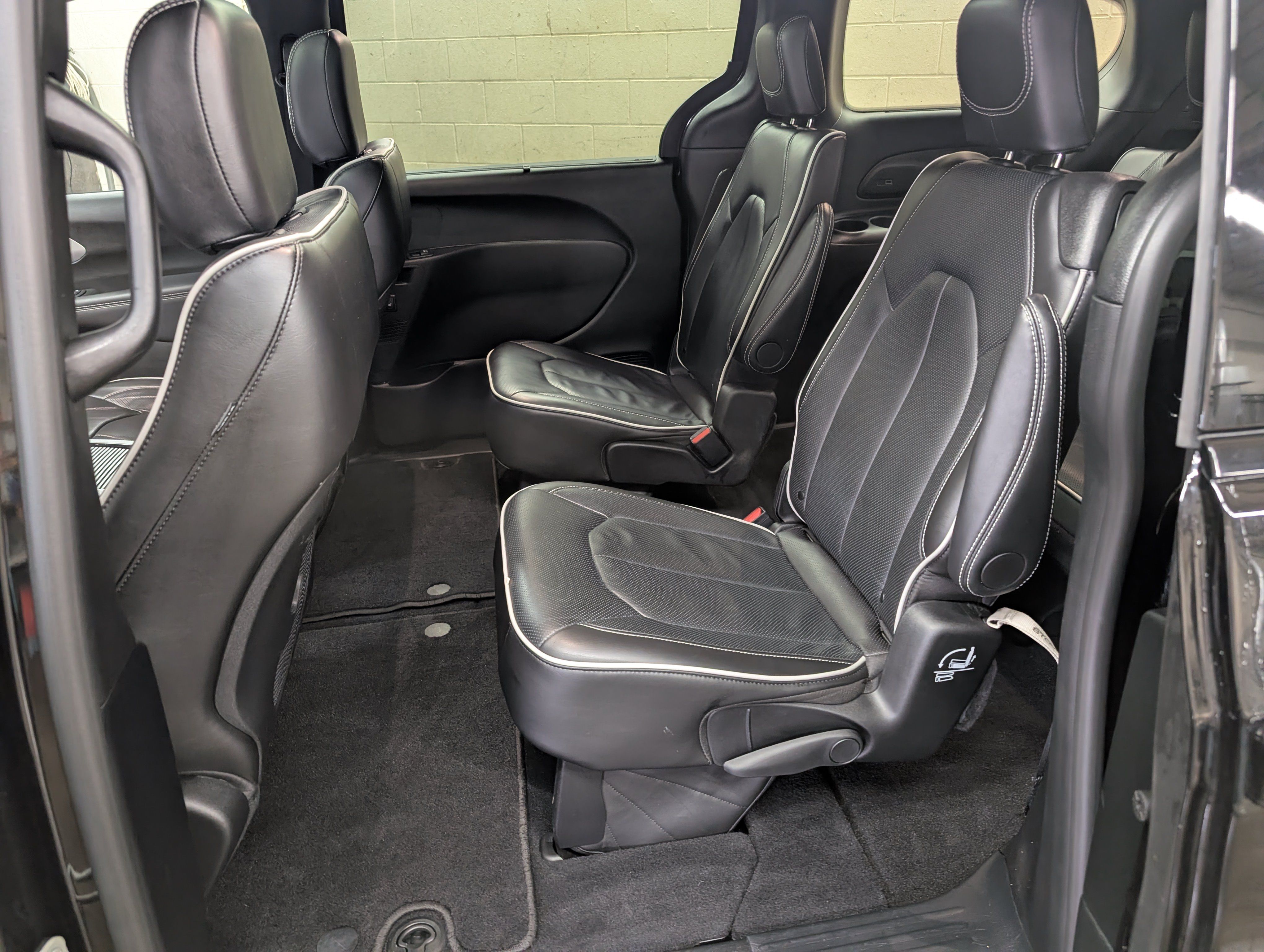 Used 2025 Chrysler Pacifica Limited FWD image 7