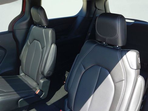 New 2026 Chrysler Pacifica Select AWD/4WD image 46