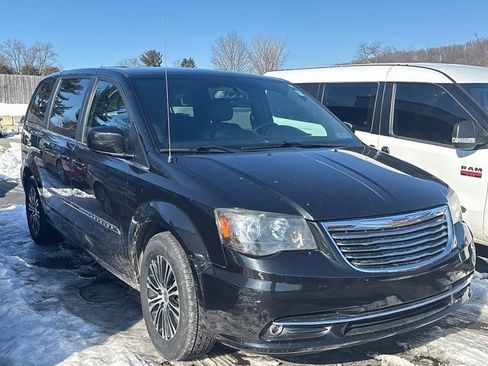 Used 2014 Chrysler Town & Country S image 2