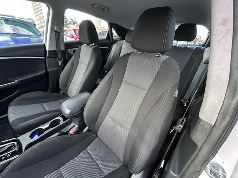 Used 2017 Hyundai Elantra GT FWD image 9