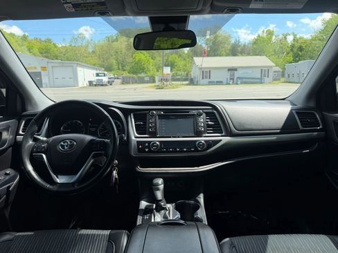 Used 2019 Toyota Highlander Plus AWD/4WD image 31