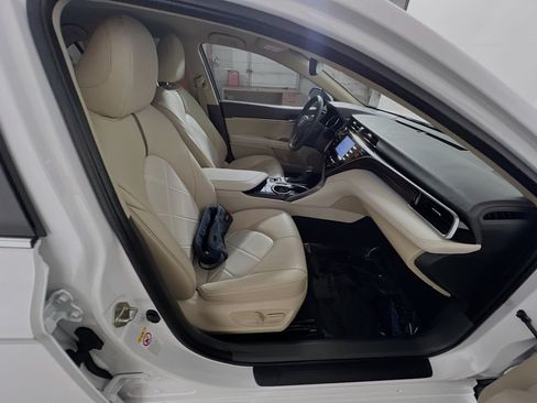 Used 2018 Toyota Camry XLE FWD image 31