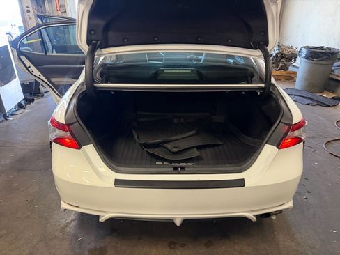 Used 2018 Toyota Camry SE w/ Moonroof Package FWD image 18