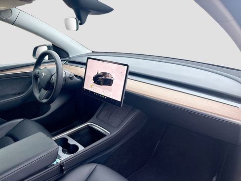 Used 2025 Tesla Model Y Long Range RWD image 28