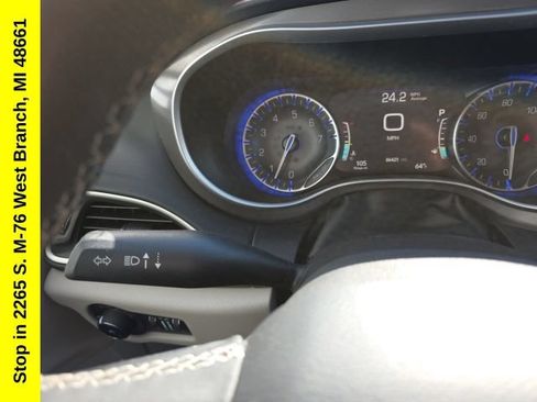 Used 2023 Chrysler Pacifica Touring-L FWD image 17