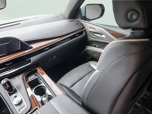 Used 2024 Cadillac Escalade Premium Luxury AWD/4WD image 33