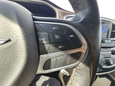Used 2019 Chrysler Pacifica Touring-L FWD image 30