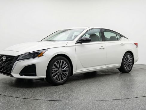 Used 2025 Nissan Altima 2.5 SV FWD image 3