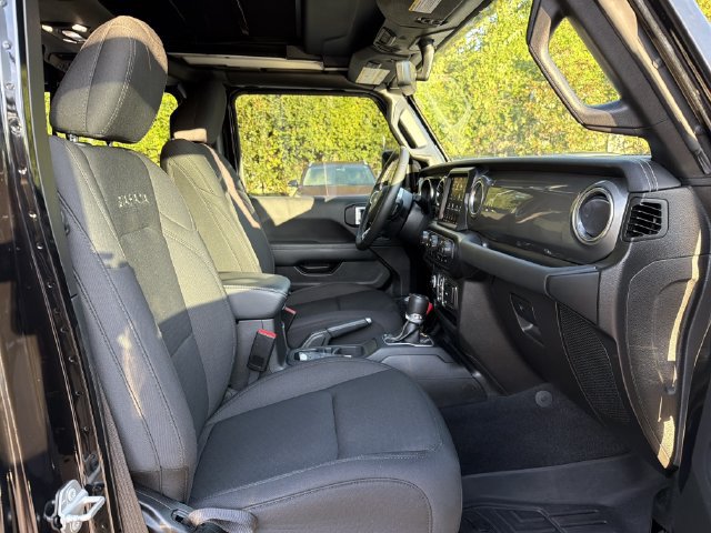 Used 2022 Jeep Wrangler Unlimited Sahara w/ Cold Weather Group AWD/4WD image 17