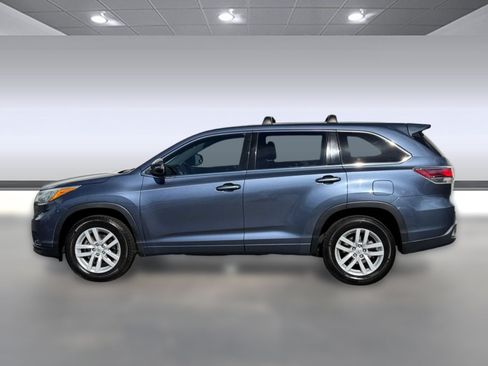 Used 2015 Toyota Highlander LE FWD image 2
