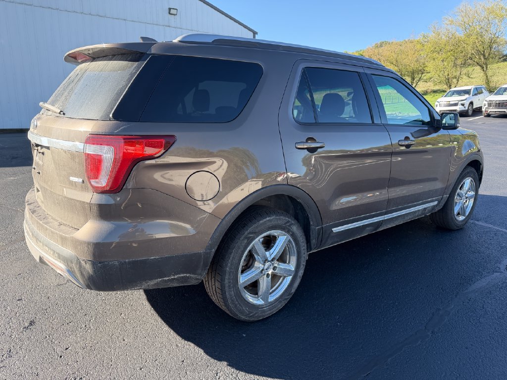 Used 2016 Ford Explorer XLT AWD/4WD image 3