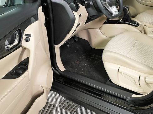 Used 2017 Nissan Rogue S image 7