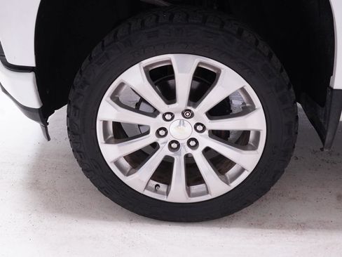 Used 2020 Chevrolet Silverado 1500 High Country w/ Technology Package AWD/4WD image 9