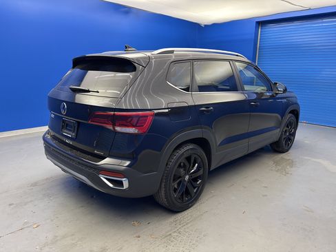 Used 2023 Volkswagen Taos SE w/ Panoramic Sunroof Package image 7
