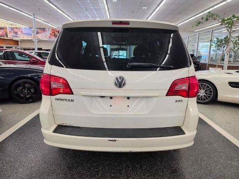 Used 2011 Volkswagen Routan SEL FWD image 6