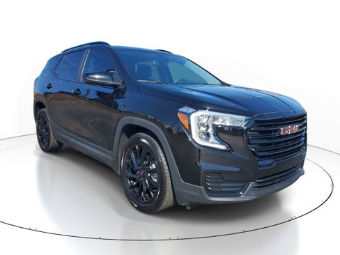Used 2023 GMC Terrain SLE w/ Driver Convenience Package image 2