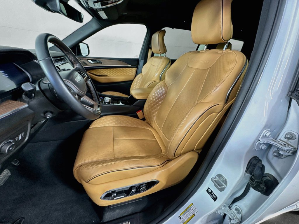 Used 2023 Jeep Grand Cherokee L Summit w/ Luxury Tech Group V AWD/4WD image 26