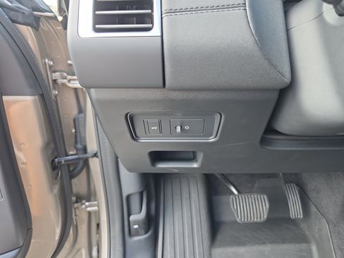 Certified 2025 Land Rover Discovery S image 36