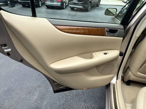 Used 2005 Lexus ES 330 w/ DVD Navigation System Pkg FWD image 9