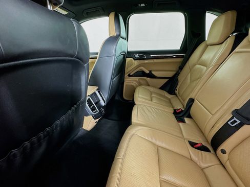 Used 2016 Porsche Cayenne w/ Premium Package image 28