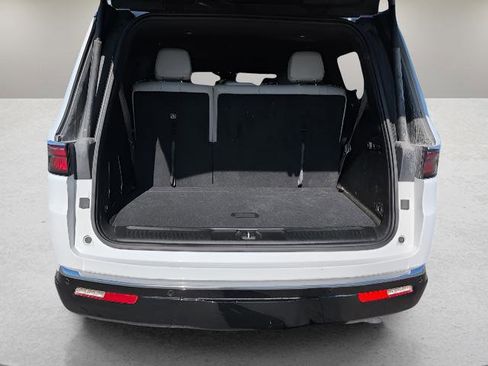 Used 2025 Jeep Wagoneer 4WD image 6