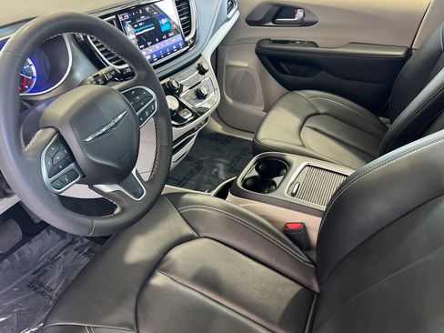Used 2024 Chrysler Pacifica Limited FWD image 10