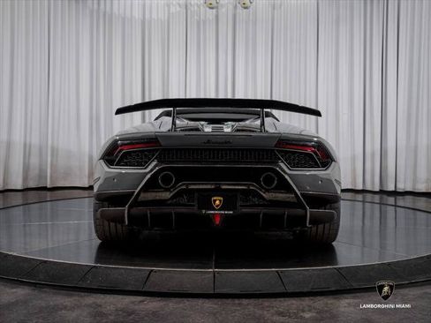 Used 2018 Lamborghini Huracan Performante AWD/4WD image 15