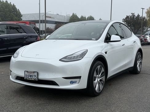 Used 2021 Tesla Model Y Long Range image 9