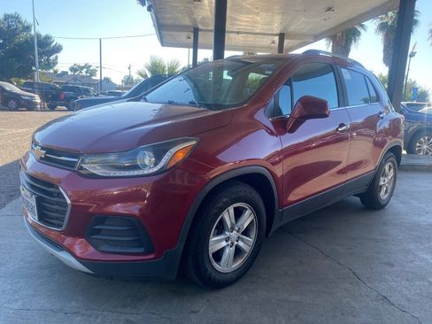 Used 2019 Chevrolet Trax LT w/ LT Convenience Package FWD image 3