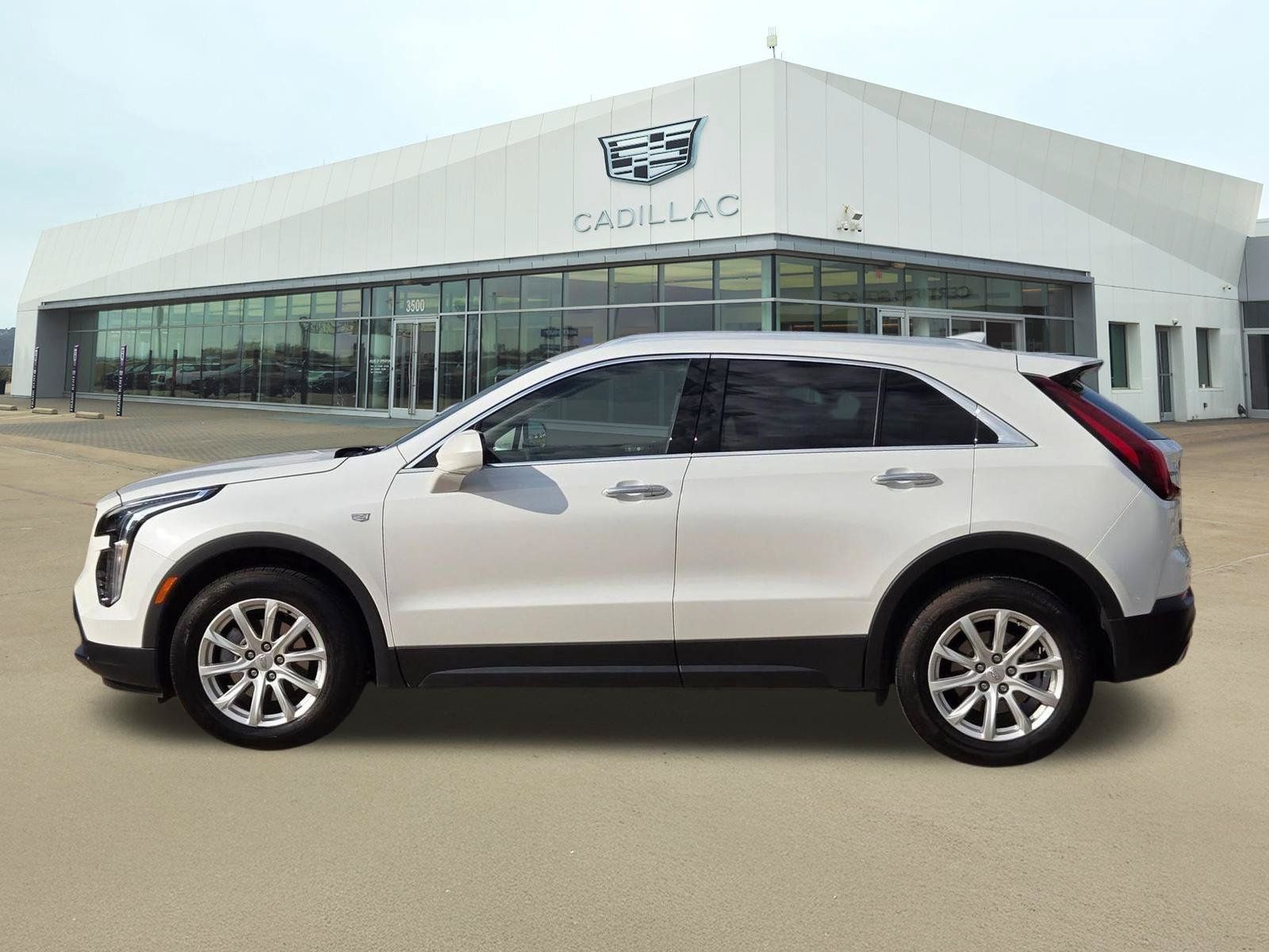 Certified 2023 Cadillac XT4 Luxury w/ Cold Weather Package FWD image 3