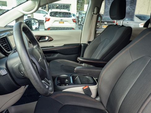 Used 2018 Chrysler Pacifica Touring Plus image 12