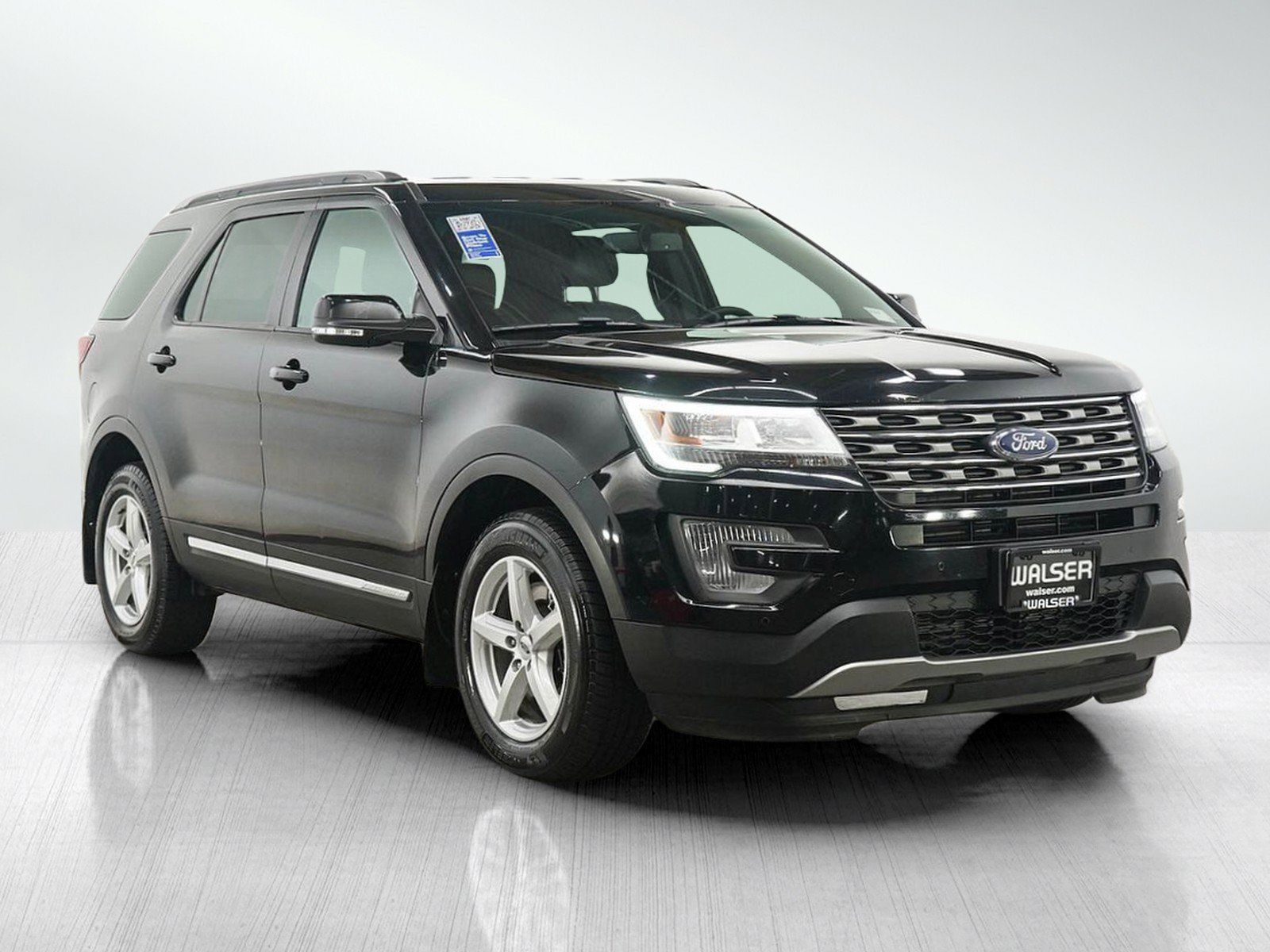 Used 2017 Ford Explorer XLT w/ Equipment Group 202A AWD/4WD image 7