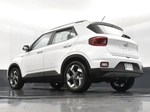 Used 2025 Hyundai Venue SEL image 12