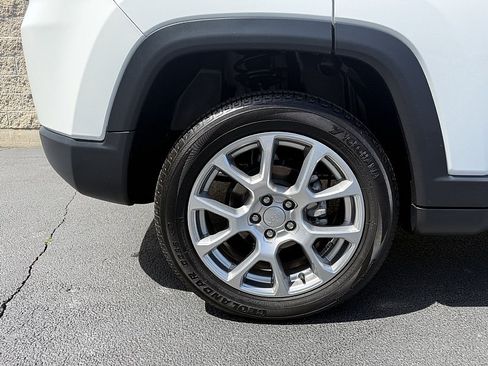 Used 2023 Jeep Compass Latitude w/ Sun and Sound Group AWD/4WD image 9