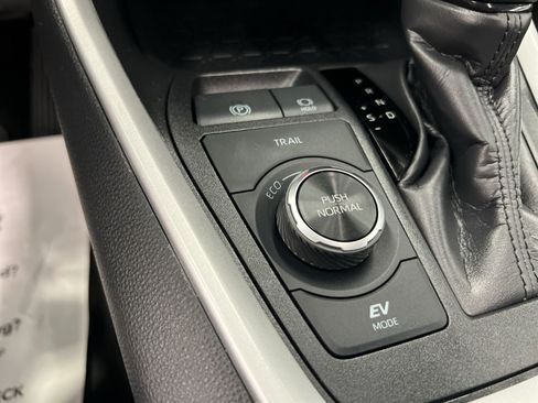 Used 2025 Toyota RAV4 XLE w/ Convenience Package AWD/4WD image 28