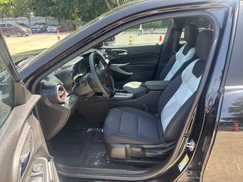 Used 2025 Chevrolet Trax RS FWD image 14