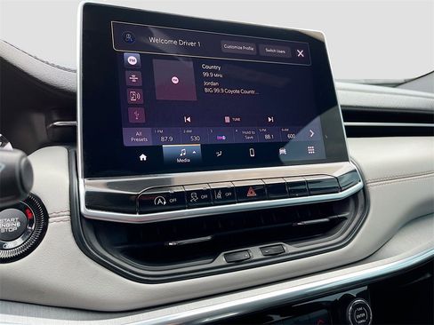 Used 2023 Jeep Compass Limited image 14