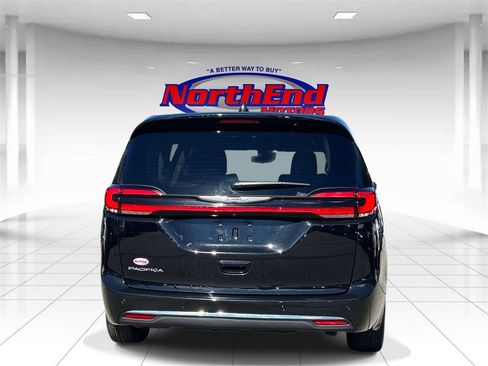 Used 2024 Chrysler Pacifica Touring-L image 4