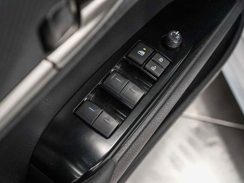 Used 2025 Toyota Camry SE w/ Convenience Package image 19